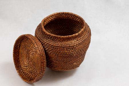 Pletena slamnata posoda za shranjevanje fižola – »bdi«, 20. st.